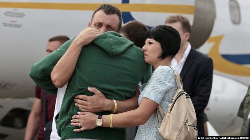 Сергій Цибізов в міцних обіймах мами і батька