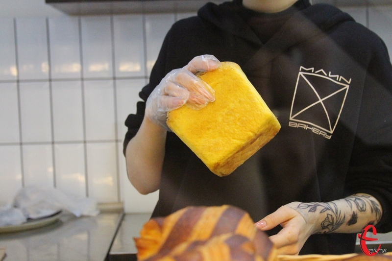 У Хмельницькому крафтова пекарня випікає соціальний хліб для людей, які через війну залишили свої домівки