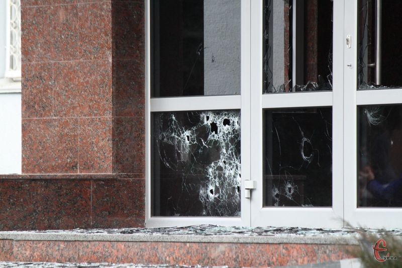 19 лютого 2014 року - отвори від куль у прибудові до приміщення СБУ