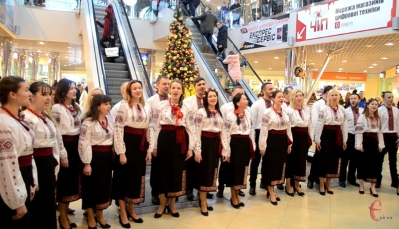 Святкові виступи Хмельницького муніципального камерного хору в торгових центрах відбувалися і в попередні роки