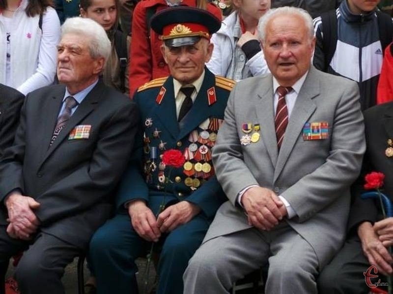 Микола Рязанцев (на фото в середині) у свої 89 років став ініціатором створення Алеї Слави